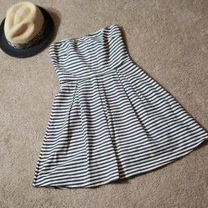4/$25🌻 Blue and white striped strapless dress.